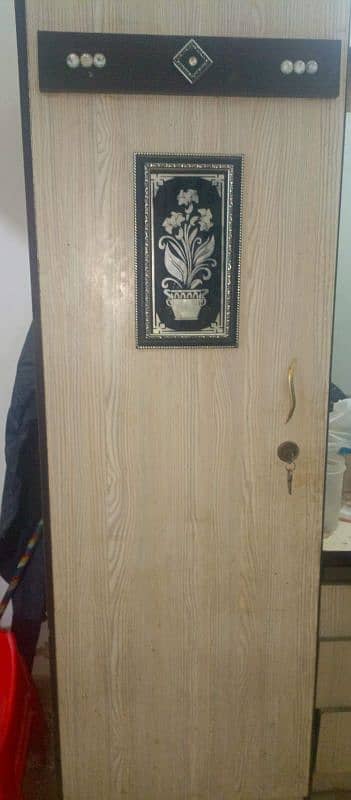 urgent sale 4 door arlmari King size bed divder side table drasing 2