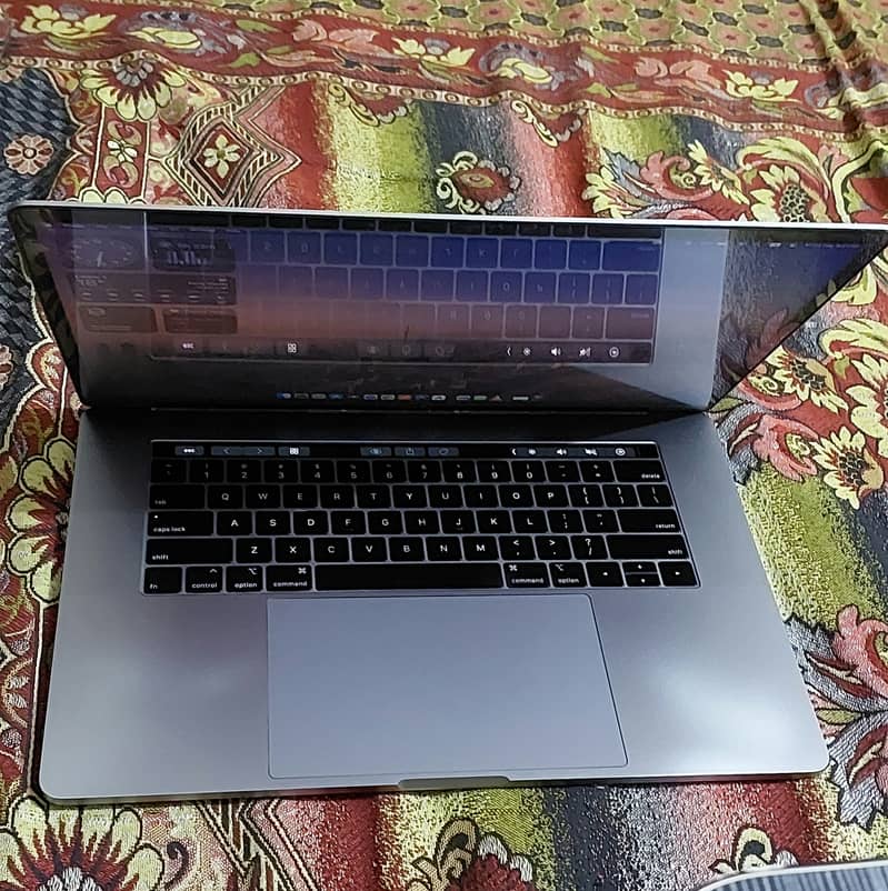 MacBook Pro 15.4-inch (16GB / 512SSD) 1