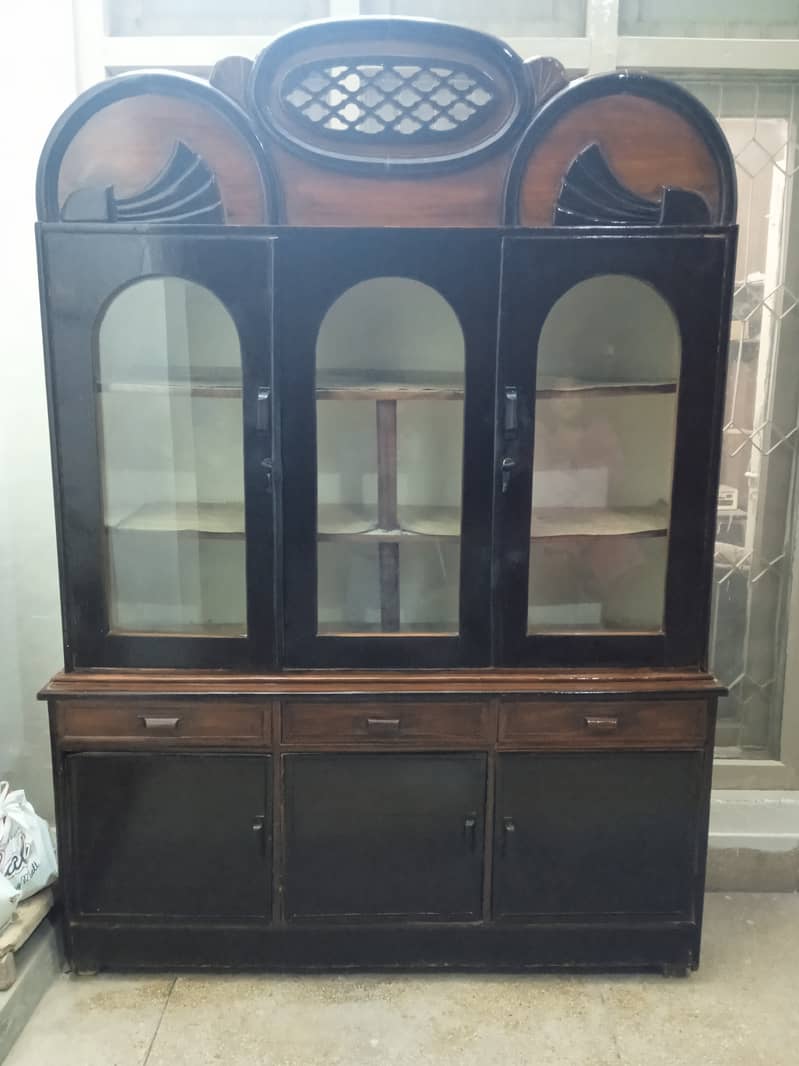 Used Showcase in better condition 4