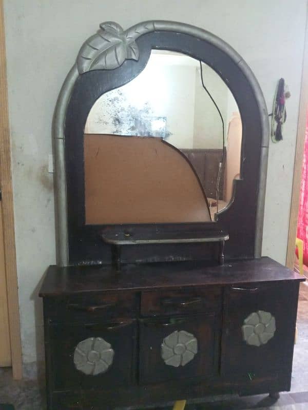 Drassing table 0