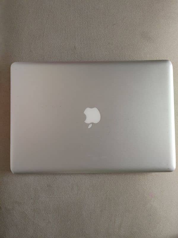 Carefully Used MACBOOK Pro Machine 0