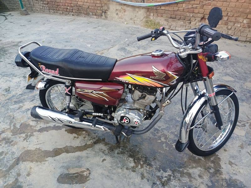 Honda 125 mint condition Islamabad number 5