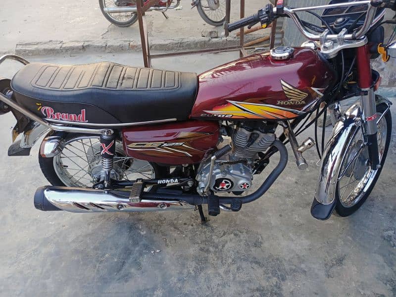 Honda 125 mint condition Islamabad number 8