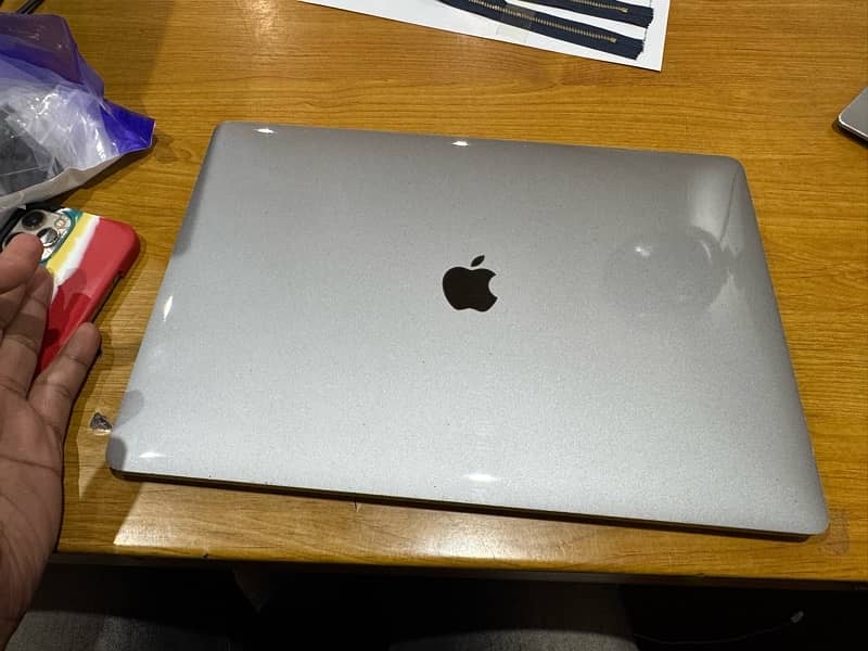 Apple MacBook pro 2018 15 inch led 0