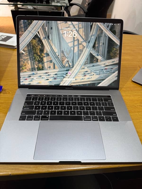 Apple MacBook pro 2018 15 inch led 2