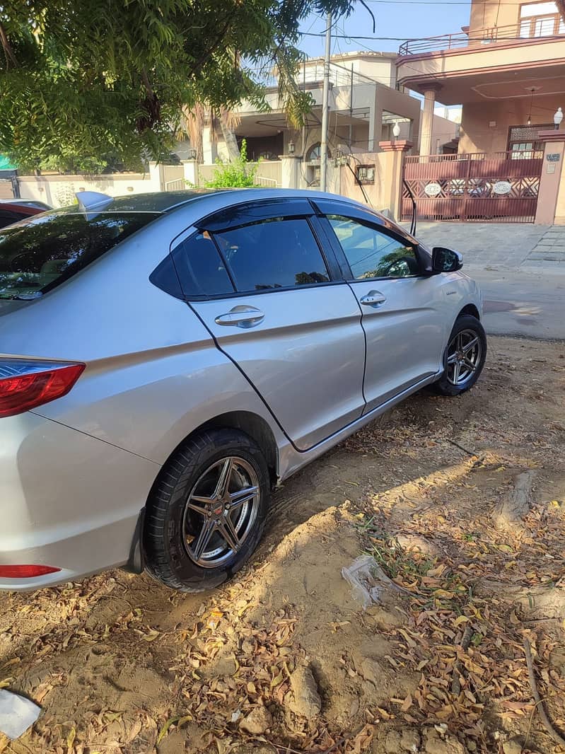 Honda Grace Hybrid 2015 DX Variant in Immaculate Condition 2