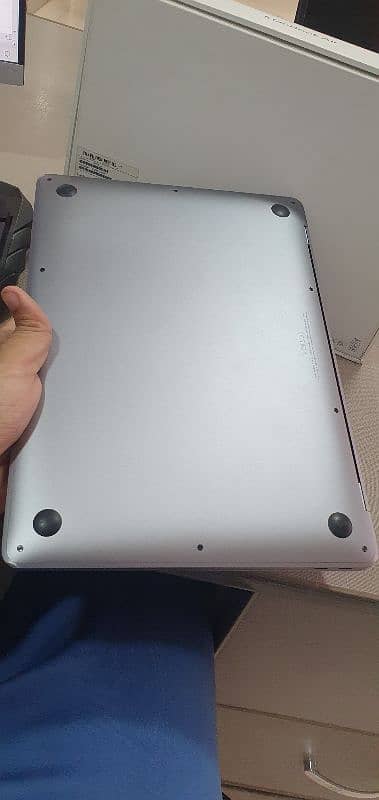 M1 macbook 8/256 with box for sell  in sialkot 1