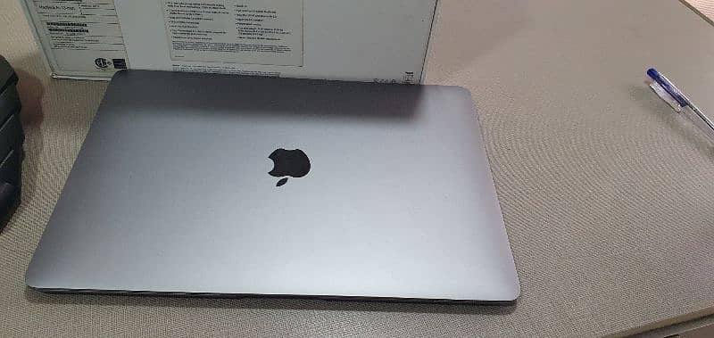 M1 macbook 8/256 with box for sell  in sialkot 2