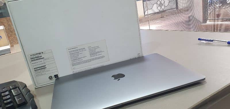 M1 macbook 8/256 with box for sell  in sialkot 5