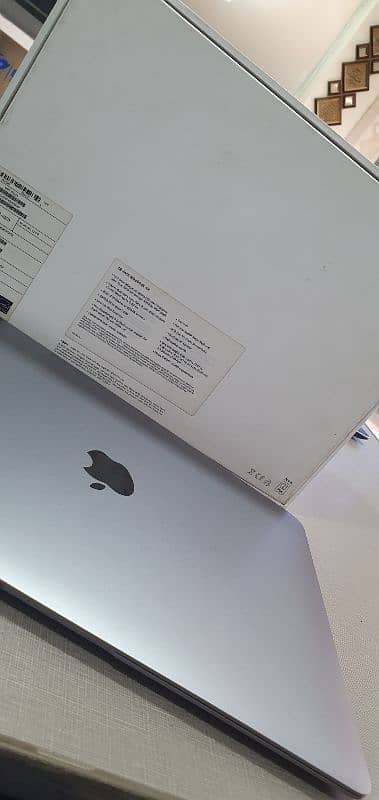 M1 macbook 8/256 with box for sell  in sialkot 6