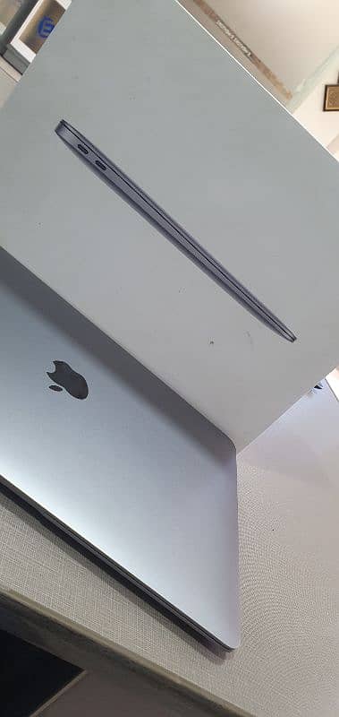 M1 macbook 8/256 with box for sell  in sialkot 7