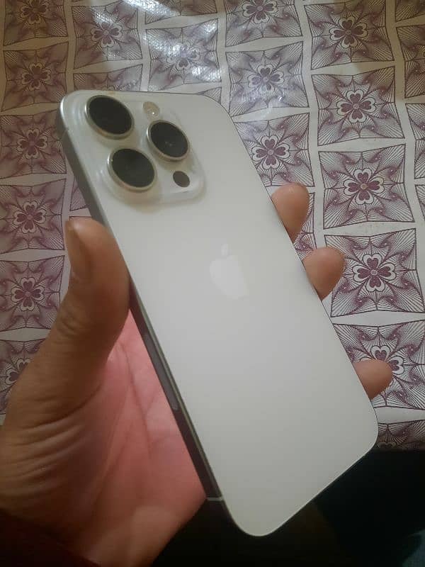 IPHONE 15 PRO  PURE WHITE 1