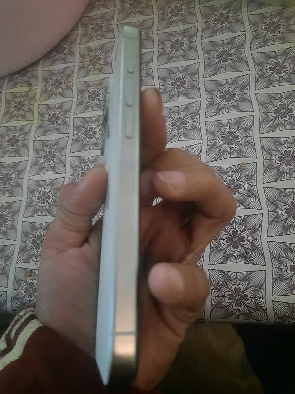 IPHONE 15 PRO  PURE WHITE 2