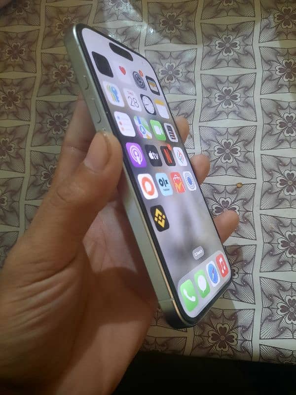 IPHONE 15 PRO  PURE WHITE 5