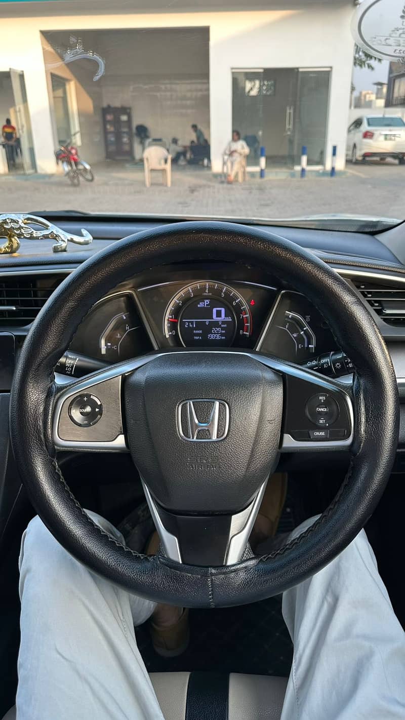 Honda Civic Oriel 1.8 i-VTEC CVT 2017 3