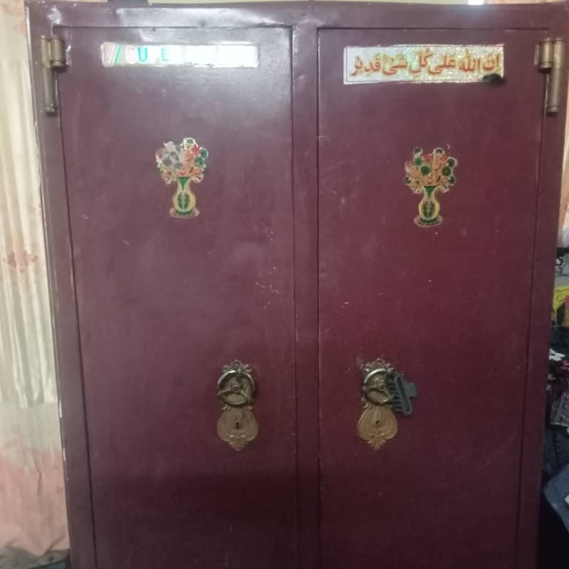 Iron almari, cupboard,(heavy 55kg+) + iron stand 0