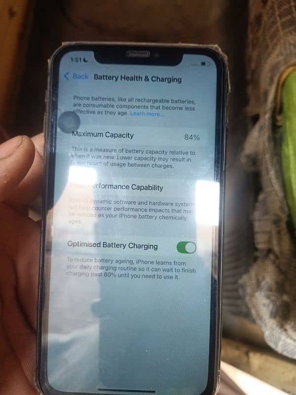 iphone 11 hai or sat ok hai pack sat hai battery health 84 ha 2