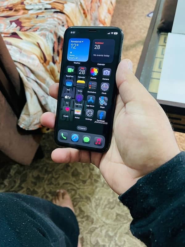 i m selling iphone xs 64gb pta approved 4