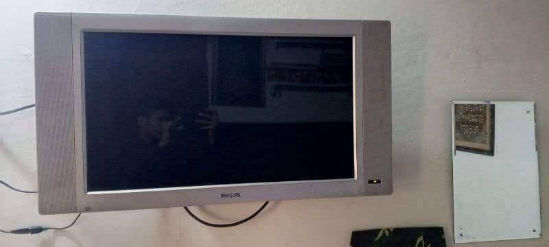 32 inch LCD Philips good condition 1