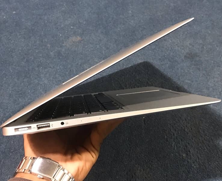 Apple MacBook Air 2017 ( 13 inch Display ) 4