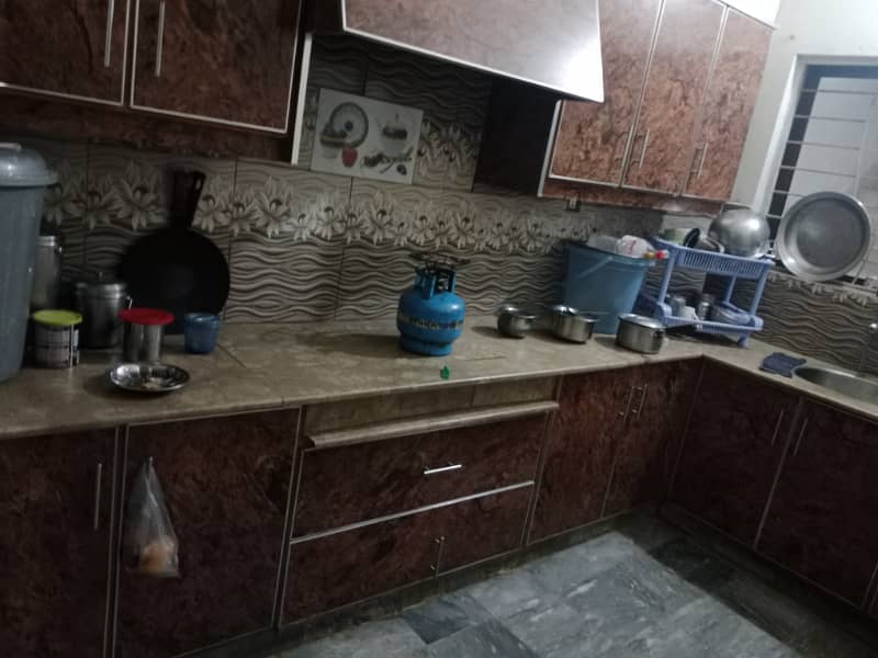 3 merla single Sotry falit for Rent Shahdab garden Near pak Arab Society ferozepur road masjid park electricity meter separate Gass Available meter separate moter bike parking 2