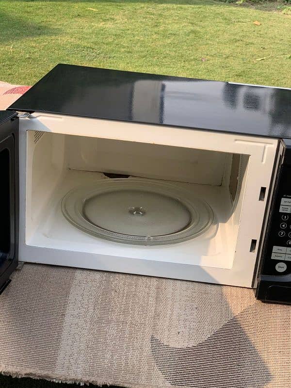 For Sale: 45L Microwave Oven 1