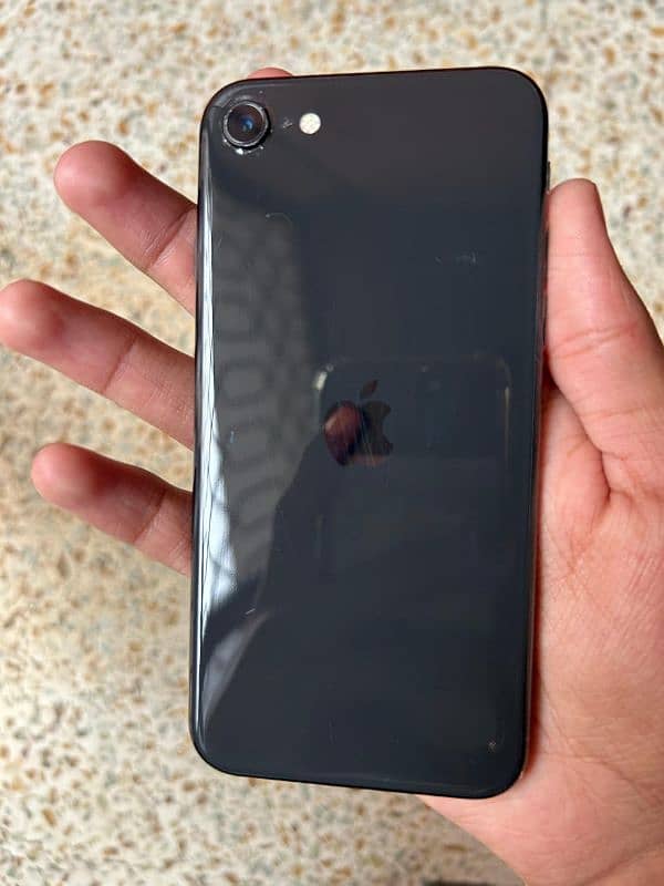 I phone Se2020 (2nd generation) 10/10 condition water pack 1