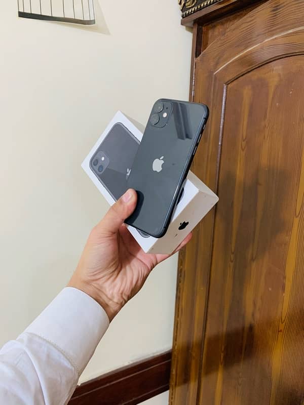 Iphone 11 128 gb Non pta with Box 4