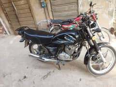 Suzuki GS 150 Black Color.