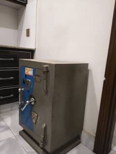 Manual safe locker