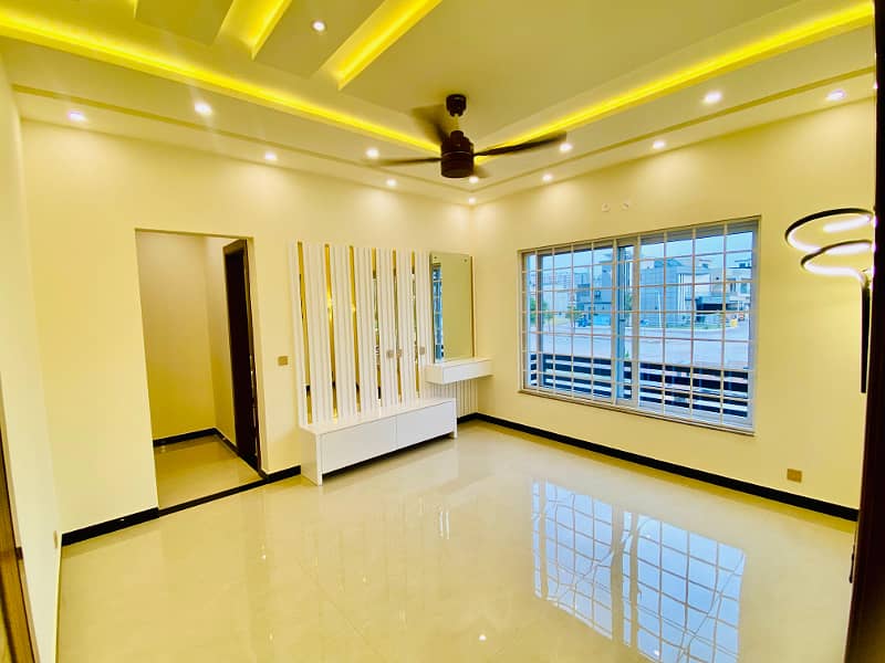 10 Marla full House For Rent in Bahria Town Phase 8 6