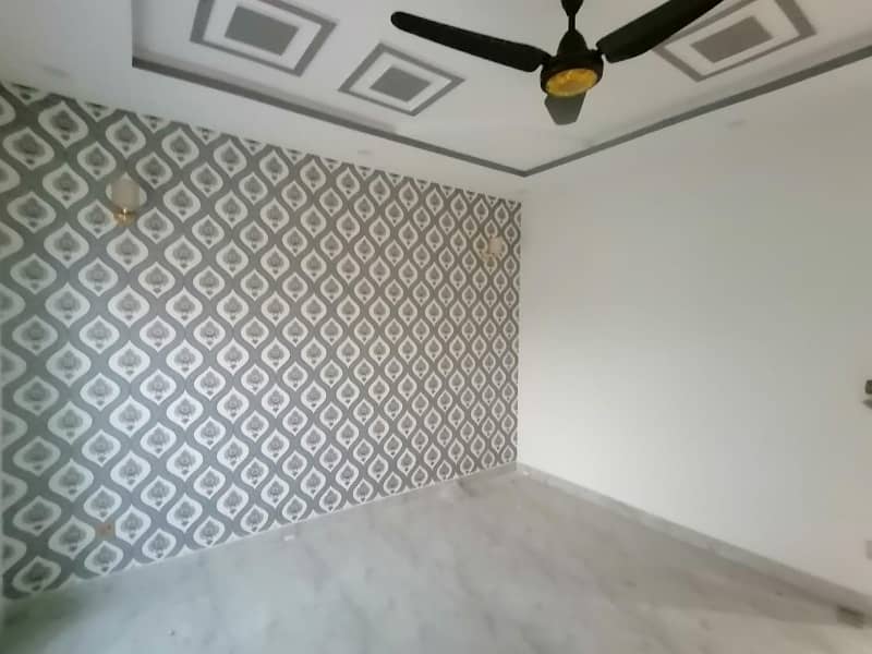 Prime Location 10 Marla Upper Portion In Central Park Housing Scheme For rent At Good Location 2