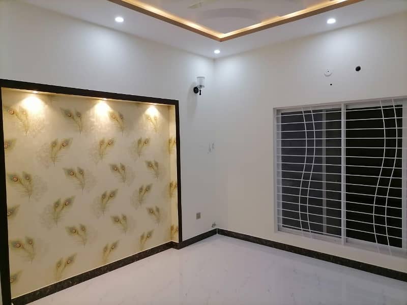 Prime Location 10 Marla Upper Portion In Central Park Housing Scheme For rent At Good Location 4