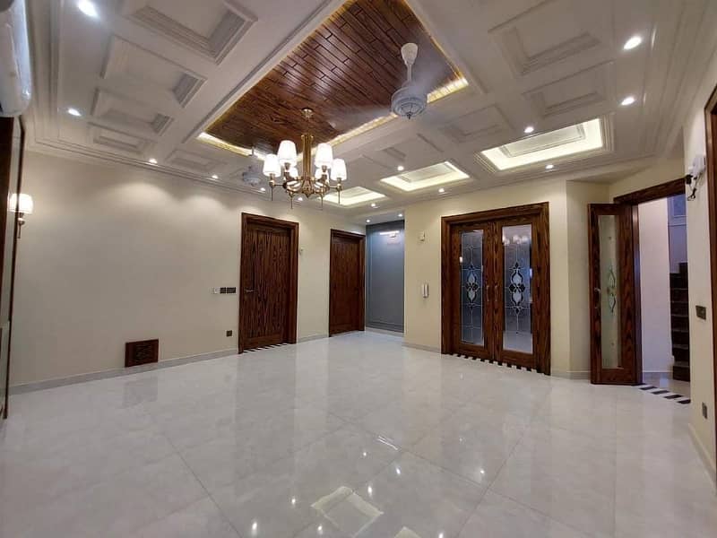 House Spread Over 10 Marla In Wapda Town Phase 1 - Block E2 Available 6