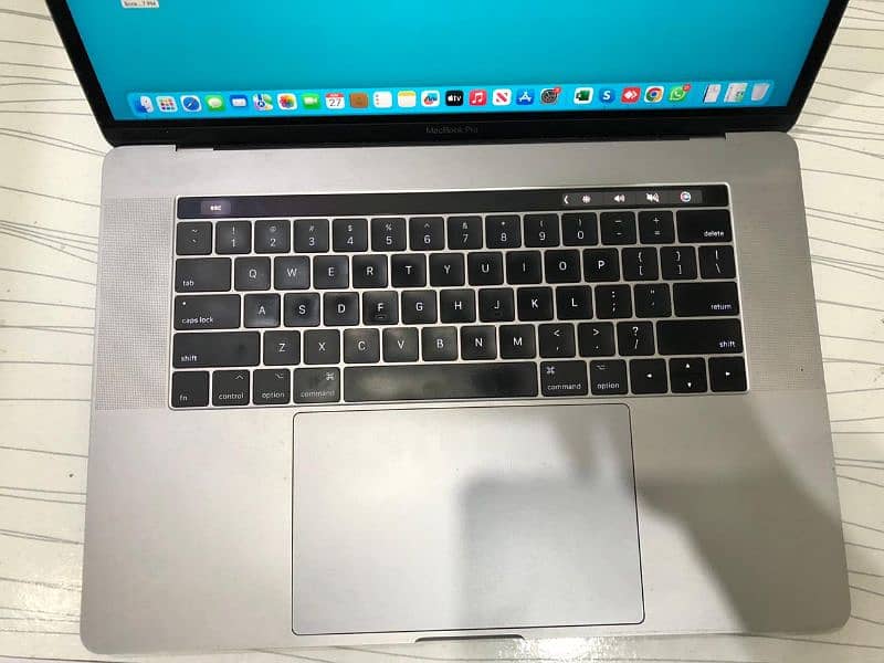 Apple MacBook Pro 15 inch screen with touch-bar 2017 1