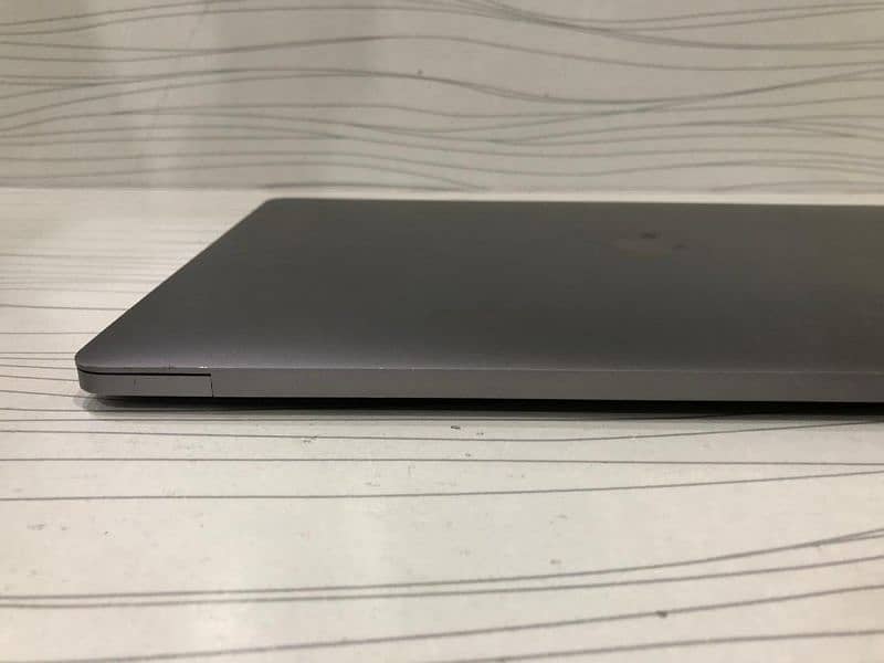 Apple MacBook Pro 15 inch screen with touch-bar 2017 4