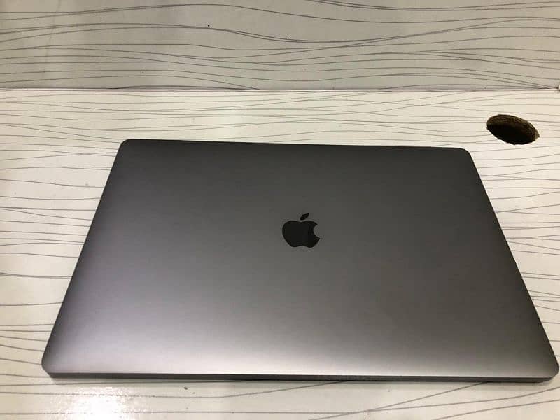 Apple MacBook Pro 15 inch screen with touch-bar 2017 6