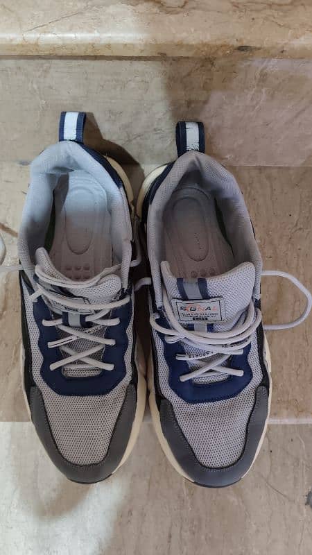 branded jogger  10 number  in fresh condition 1