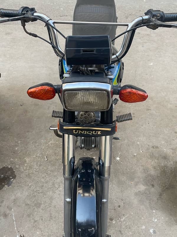 I am selling unique 70 black color bike 1