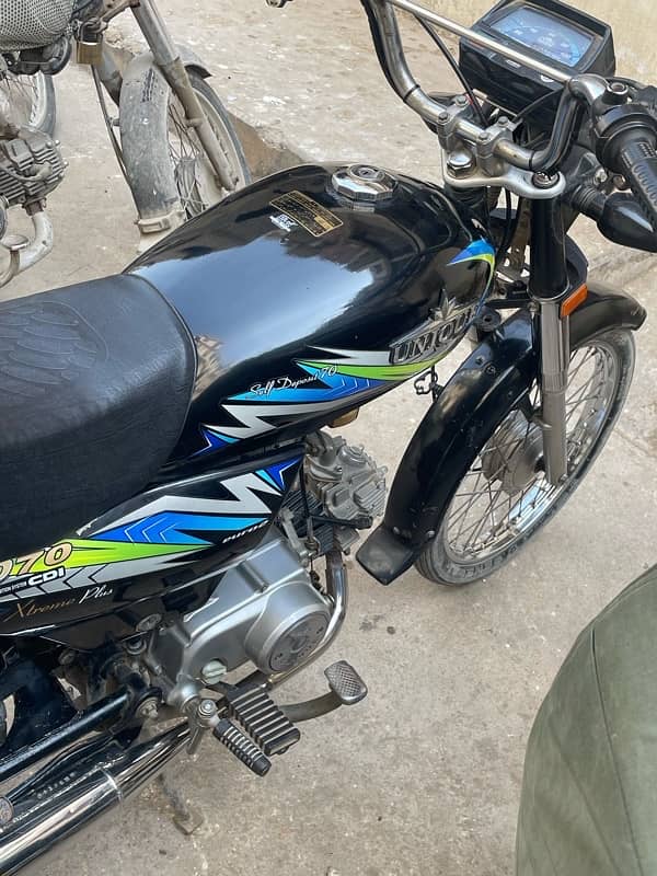 I am selling unique 70 black color bike 3