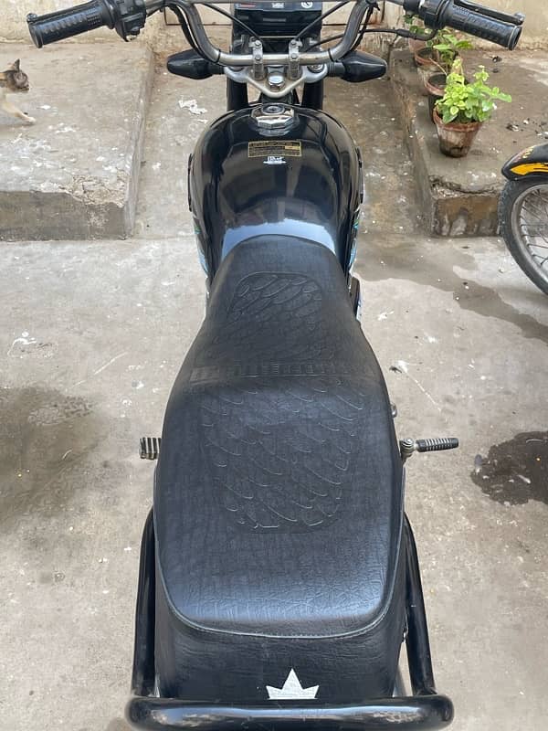 I am selling unique 70 black color bike 5