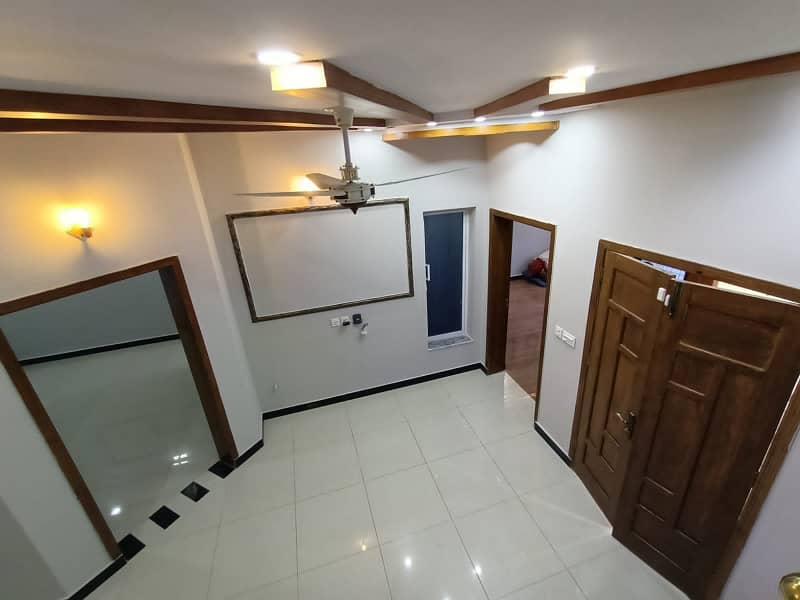 12 Marla 3 Bed Room Uper Portion in Gulraiz near Bahria Town 6