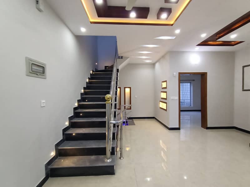 12 Marla 3 Bed Room Uper Portion in Gulraiz near Bahria Town 8