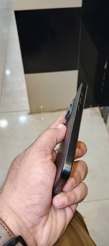 iPhone 15 pro black titanium 128 gb 2