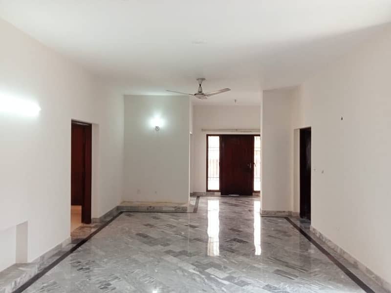 DREAM HOME OFFERS one kanal upper portion Is Available For Rent In DHA Phase 3 Lahore At Super Hot Location. 7