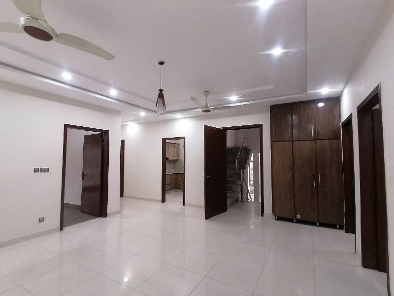 Premium Corner 10 Marla House Is Available For sale In Lahore 16