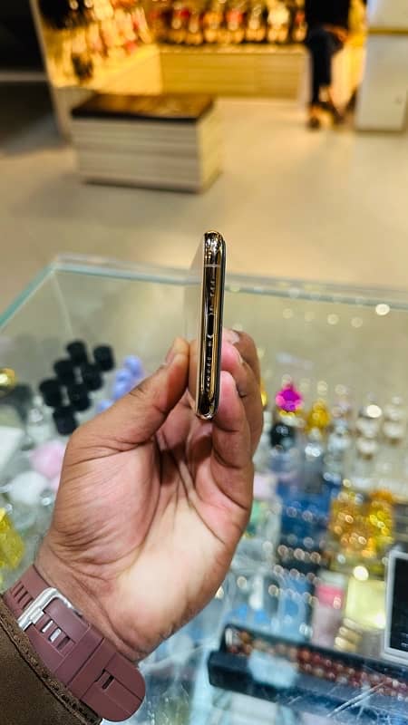 iPhone XS 256GB Golden PTA Approve 7