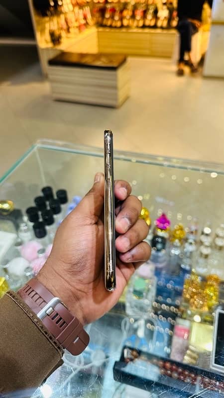 iPhone XS 256GB Golden PTA Approve 9