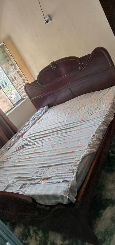 bed set wood queen size very good conditions and rat 3