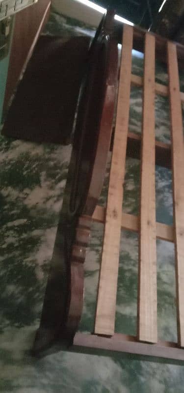 bed set wood queen size very good conditions and rat 4